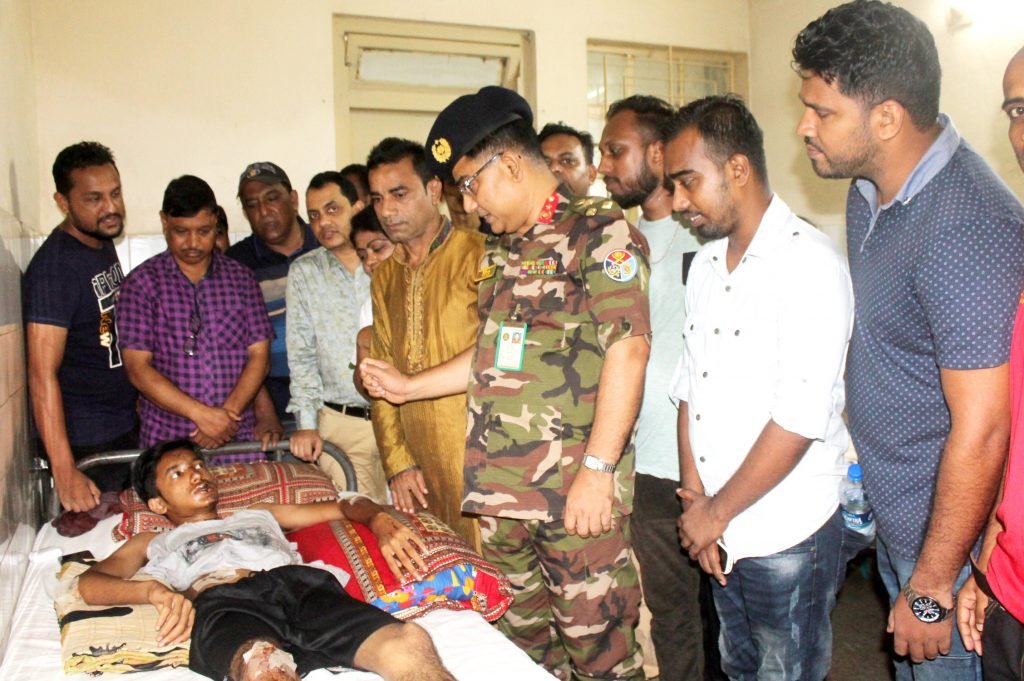 ৩ নং ওয়ার্ড যুবলীগ সভাপতি শামীম আহমদের ছেলের শয্যাপাশে মহানগর যুবলীগ সভাপতি আলম খান মুক্তি