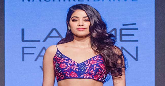 ন্যুড পোশাকে ভাইরাল শ্রীদেবীকন্যা