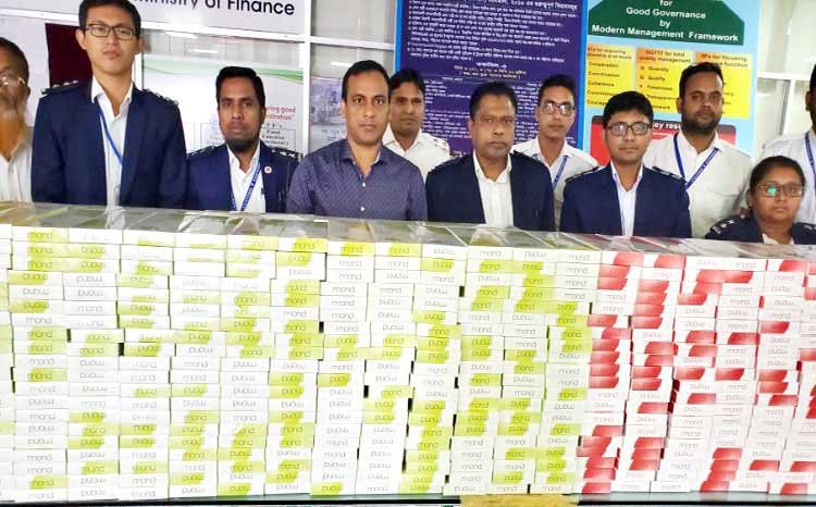 সিলেট ওসমানী বিমানবন্দরে থেকে (৭৯৮ কার্টুন) ২৩ লাখ ৯৪ হাজার টাকার সিগারেট উদ্ধার করেছে সিলেট কাস্টমস