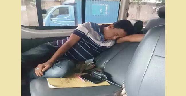 ‘টাকার বান্ডিলে ঘুমানো’ সেই পুলিশ সদস্য প্রত্যাহার