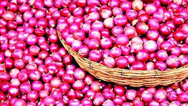 আমদানিকারকদের কারসাজিতে পেঁয়াজের ঝাঁজে তেতে উঠছে বাজার