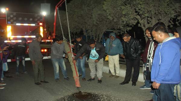 নগরীতে ২০ মিনিটে সংস্কার হবে সড়কের খানাখন্দ