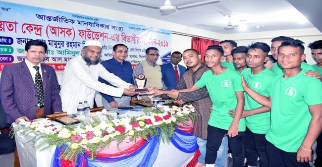নাট্যঅভিনেতা কামাল আহমেদ দূর্জয়’র সম্মাননা পদক লাভ