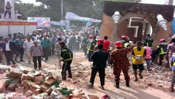 নয়াসড়ক পয়েন্টে এলাকায় মসজিদের মিনার ধসে ২ পথচারী আহত