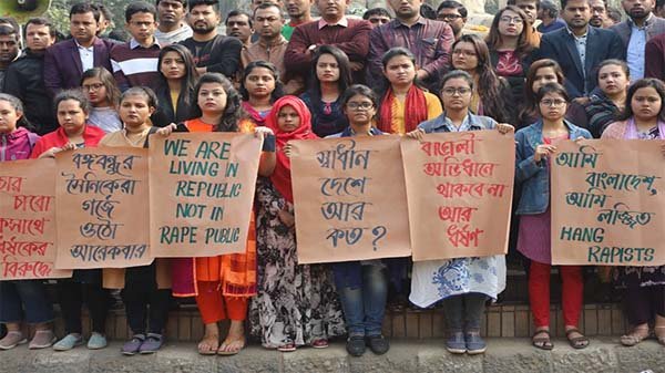 ছাত্রী ধর্ষণের প্রতিবাদে উত্তাল ঢাবি
