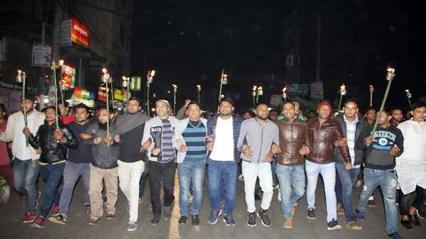 দক্ষিণ সুরমায় মশাল জ্বালিয়ে মিছিল করল ছাত্রদল