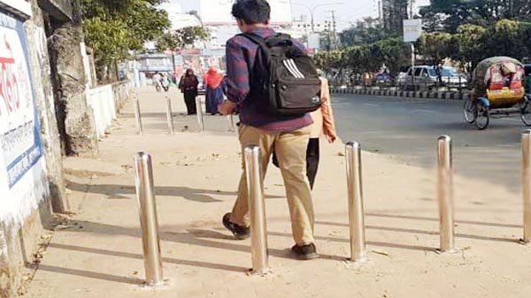 ফুটপাতে ‘খুঁটি’ গাড়লো সিসিক!