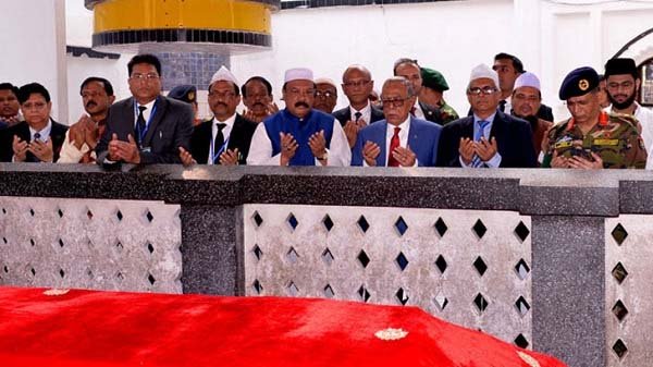 সিলেটে দুই ওলির মাজার জিয়ারত করলেন রাষ্ট্রপতি