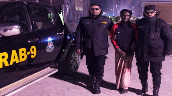 কাষ্টঘর থেকে ওয়ারেন্টভূক্ত পলাতক আসামীকে গ্র্রেফতার