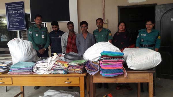 ভারতীয় পণ্যসহ চার চোরাকারবারি আটক