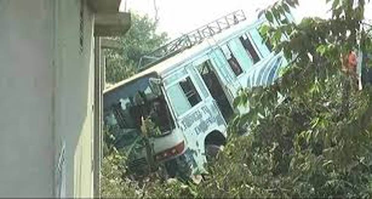 এসএসসি পরীক্ষার্থীদের বাস খাদে, আহত ১০