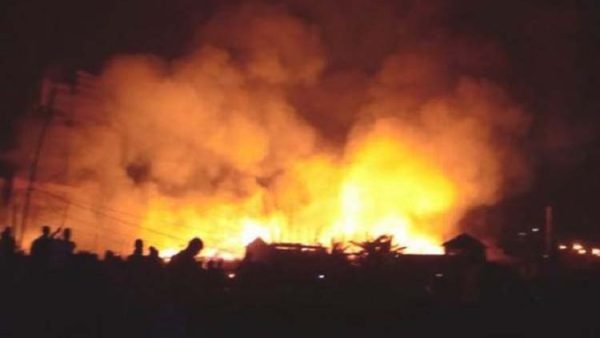 বনানীর টিঅ্যান্ডটি কলোনিতে অগ্নিকান্ড, পুড়ে গেছে শতাধিক ঘর