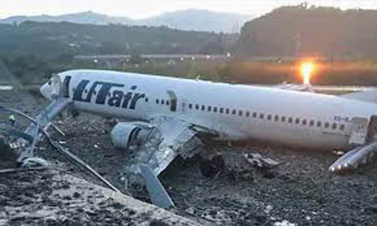 রাশিয়ায় শতাধিক আরোহী নিয়ে ছিটকে গেল বিমান