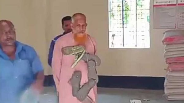 বরিশালে মাদ্রাসা শিক্ষককে জুতার মালা পড়ালো স্থানীয় চেয়ারম্যান-মেম্বার,ফেসবুকে ভিডিও ভাইরাল
