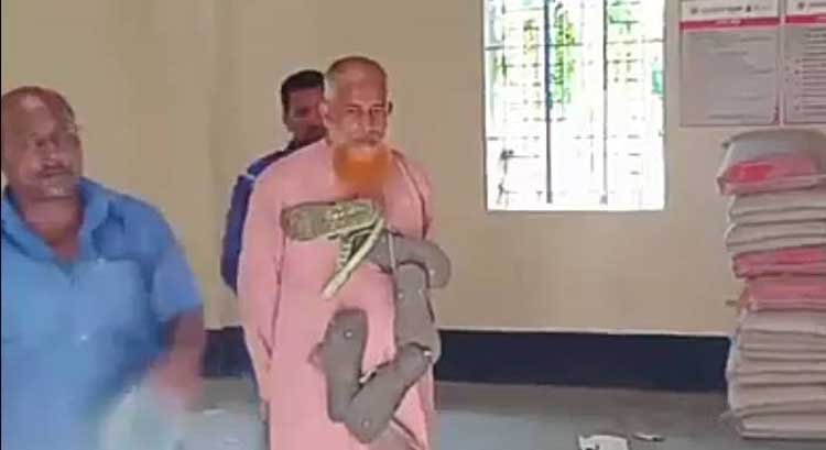 বরিশালে মাদ্রাসা শিক্ষককে জুতার মালা পড়ালো স্থানীয় চেয়ারম্যান-মেম্বার,ফেসবুকে ভিডিও ভাইরাল