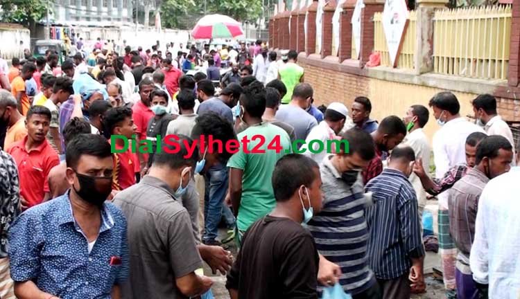 সিলেটের ফুটপাতের কাঁচাবাজারে মানুষের ঢল, দেখার নেই কেউ