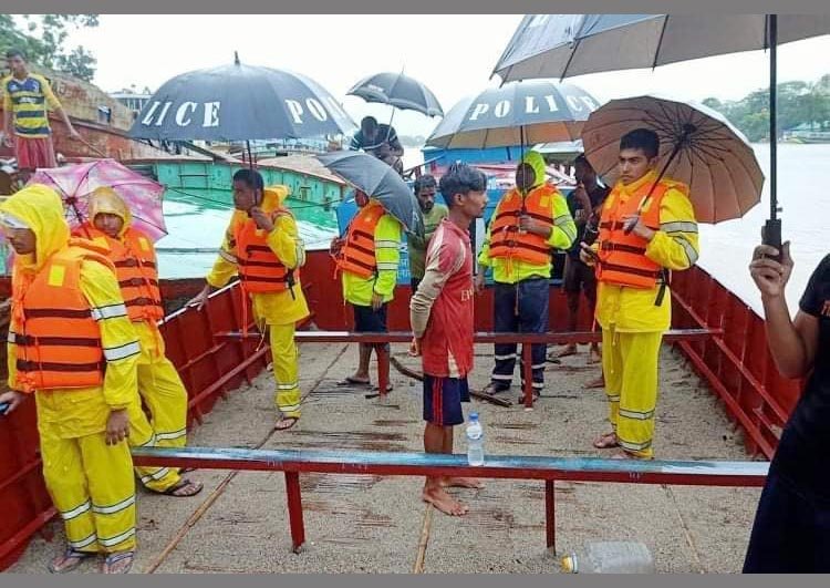 জাফলংয়ে বাল্কহেডের ধাক্কায় বালুবোঝাই নৌকা ডুবিতে নিখোঁজ ।