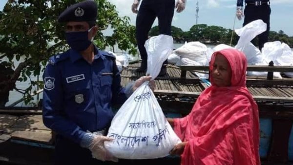 জামালগঞ্জে অসহায় পানিবন্ধী মানুষের হাতে ত্রাণ সামগ্রী পৌছে দিলেন ওসি সাইফুল আলম