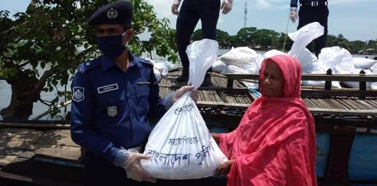 জামালগঞ্জে অসহায় পানিবন্ধী মানুষের হাতে ত্রাণ সামগ্রী পৌছে দিলেন ওসি সাইফুল আলম