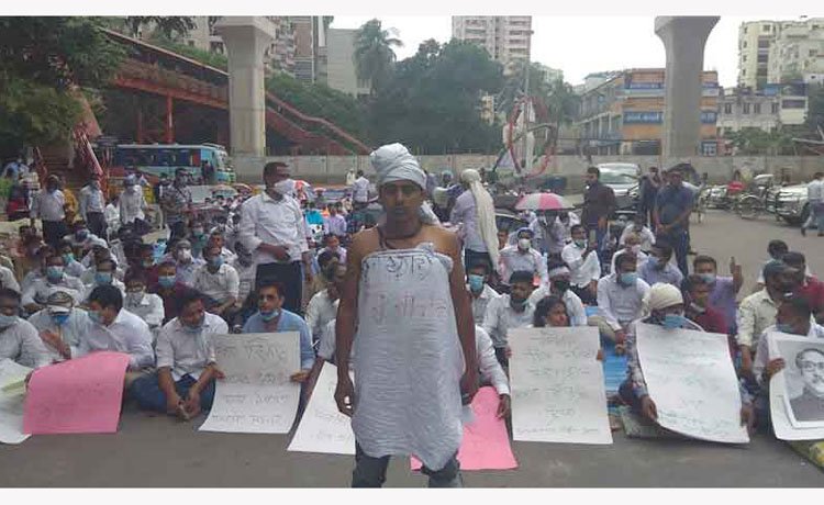 আইনজীবী সনদ দাবিতে বার কাউন্সিলের সামনে আইন শিক্ষার্থীদের সমাবেশ ।