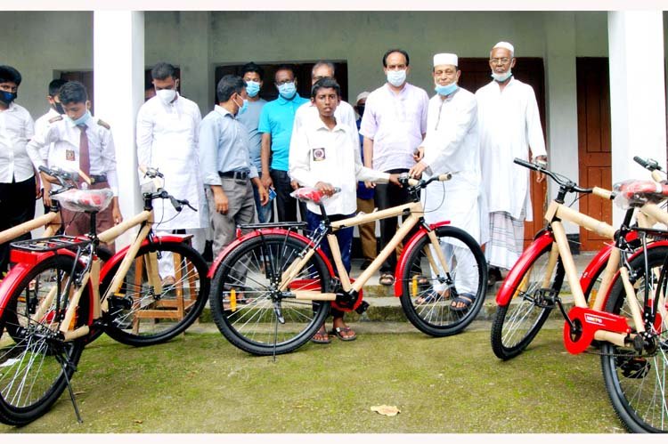 মোহাম্মদ মকন উচ্চ বিদ্যালয়ের শিক্ষার্থীদের বাই সাইকেল বিতরন।