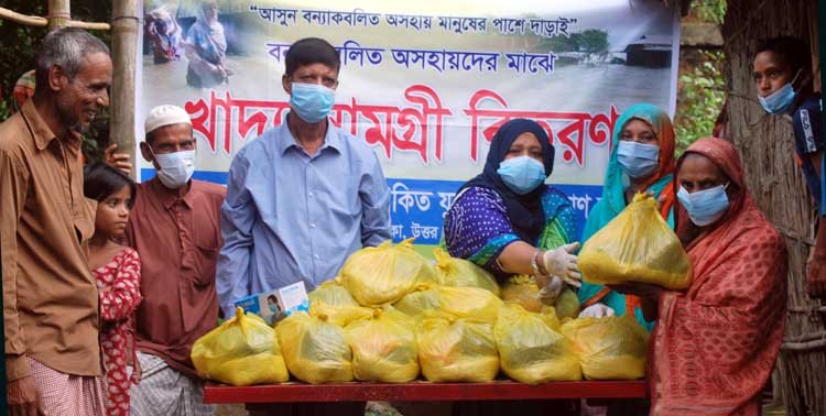 সিলেট আলোকিত যুব সমাজ কল্যান সংস্থা’ উদ্যোগে  বন্যাকবলিত অসহায় মানুষদের খাদ্য সামগ্রী বিতরণ