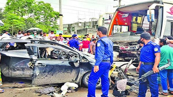 সড়কে ঝরলো ৯ প্রাণ