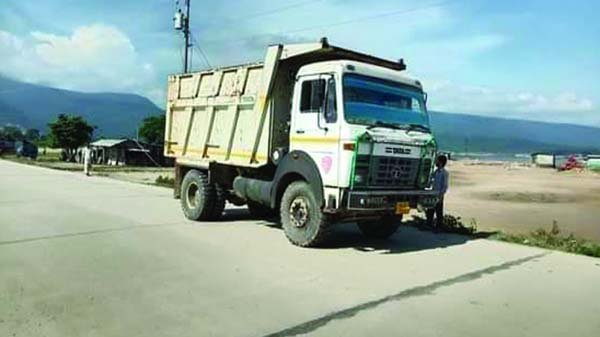 সিলেটের ভোলাগঞ্জ স্থলবন্দর দিয়ে চুনাপাথর পাথর আমদানি শুরু