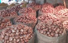 কারসাজিতে বাড়ছে পেঁয়াজের দাম