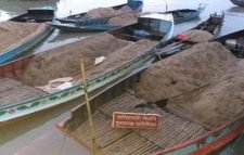 তাহিরপুর সীমান্তে ভারতীয় কয়লা ও বালু আটক