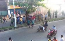 আখালিয়ায় পুলিশকে বিক্ষোভকারীদের ধাওয়া