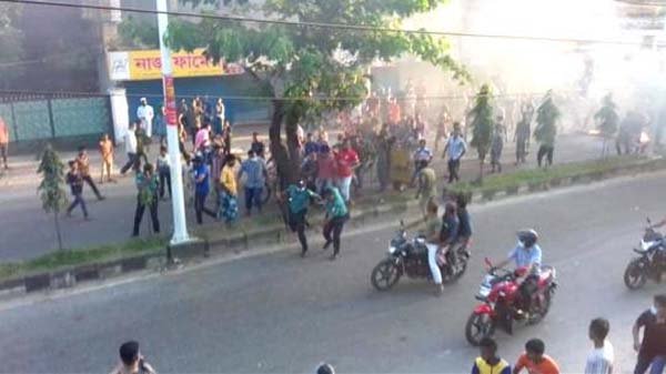 আখালিয়ায় পুলিশকে বিক্ষোভকারীদের ধাওয়া