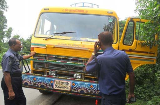 সিলেটে ছিনতাইর ১০ ঘণ্টার মধ্যে সিমেন্ট বোঝাই ট্রাক উদ্ধার, আটক ৩
