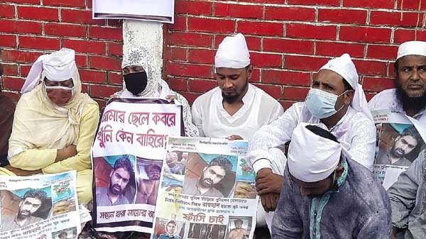বন্দরবাজার পুলিশ ফাঁড়ির সামনে রায়হানের মায়ের আমরণ অনশন