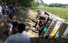 জগন্নাথপুরে মালবাহী ট্রাক খাদে