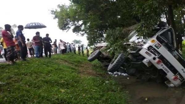 বাহুবলে সেনাবাহিনীর গাড়ির সঙ্গে বাসের সংঘর্ষ, আহত ২০