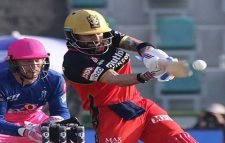 অবশেষে হাসলো কোহলির ব্যাট