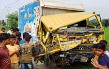 মাধবপুরে কাভার্ড ভ্যান ও ট্রাকের সংঘর্ষে আহত ৩
