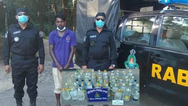 সিলেট নগরী থেকে চোলাই মদসহ আটক