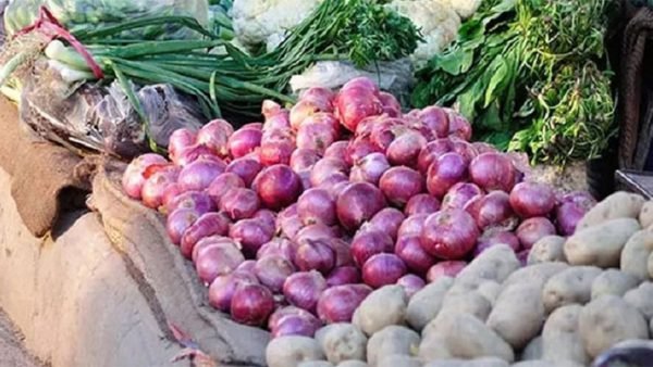 কমছে না আলু-পিয়াজের দাম