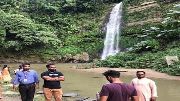 মাধবকুণ্ড জলপ্রপাতে ফিরেছে প্রাণচাঞ্চল্য