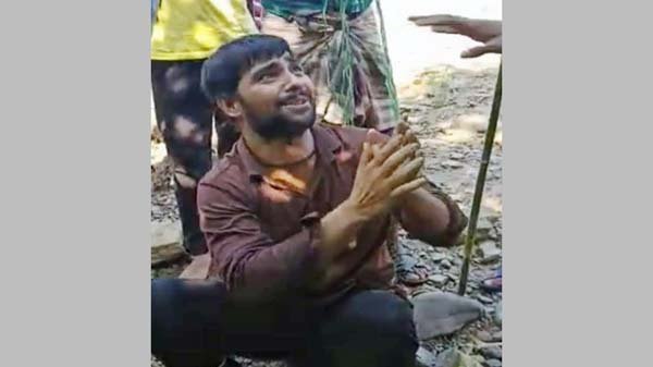 রায়হানের মত হাতজোড় করে আকুতি জানিয়েছিল আকবর