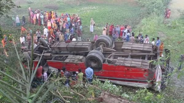 রাস্তার খাঁদে জলাশয়ে বাস, নিহত ৪