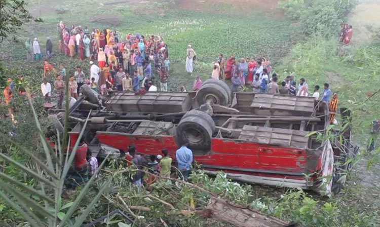 রাস্তার খাঁদে জলাশয়ে বাস, নিহত ৪