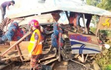 গাজীপুরে ট্রেনের সঙ্গে ধাক্কায় ২ বাসযাত্রী নিহত
