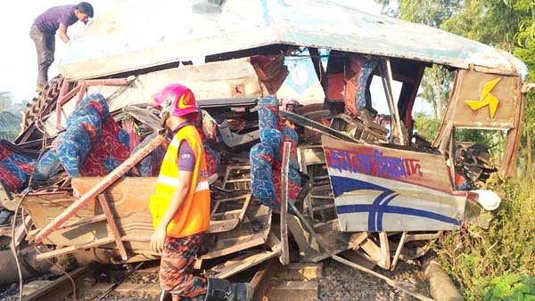 গাজীপুরে ট্রেনের সঙ্গে ধাক্কায় ২ বাসযাত্রী নিহত