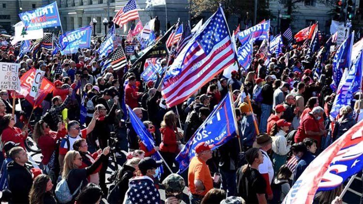 বিশাল ‘শোডাউন’,রিপাবলিকানদের গাড়ি থেকে সমর্থকদের অভিবাদন ট্রাম্পের