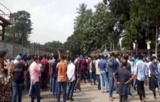 পররাষ্ট্র মন্ত্রণালয়ের সামনে মালয়েশিয়া প্রবাসীদের অবস্থান, যানজট