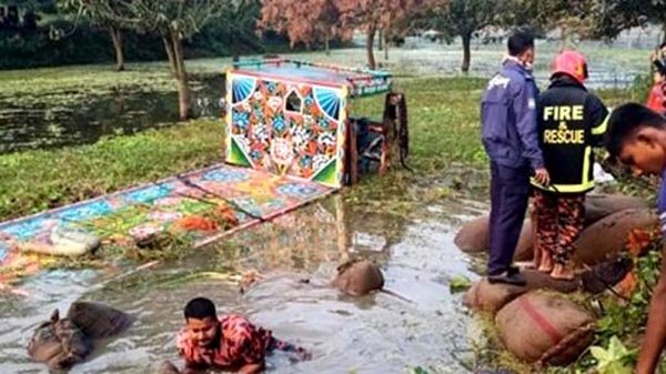 ভটভটি উল্টে ৭ জনের মৃত্যু