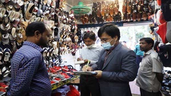 ফুটপাত দখল করে দোকান, ২১ হাজার টাকা জরিমানা